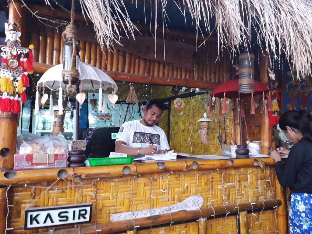 Wow! Mom's Cafe di Pantai Warna Warni Raih Rp 200 Juta/Bulan - Suara